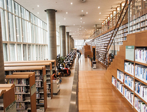 使用格林雅防火板裝修的書架與柱子 使用格林雅防火板裝修的書架與柱子